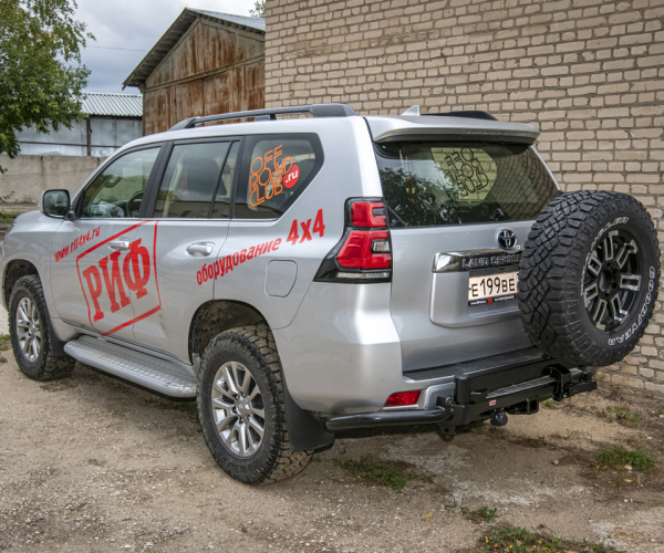 Бампер задний силовой Toyota Land Cruiser Prado 150 c квадратом под фаркоп, калиткой